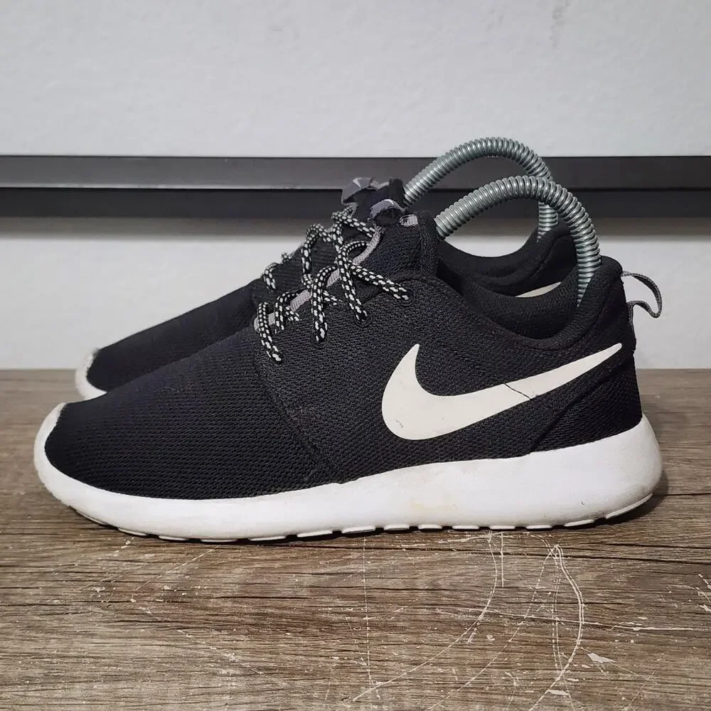 Nike Roshe One (844994-002) Women's Athletic Running Shoes Size 5.5 Black